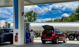 El precio de la gasolina bajó en varias entidades de los Estados Unidos.