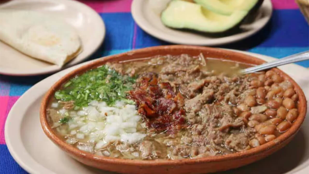 La carne en su jugo es un platillo típico de Jalisco.
