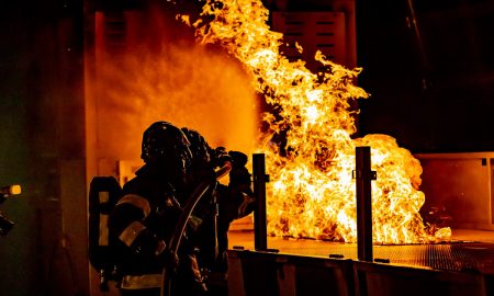 Un incendio con explosiones se registró en una planta industrial, en Clinton Township, Michigan, de Metro Detroit.