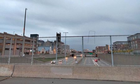 Una mujer se lanzó de un auto en movimiento en un freeway de Detroit, Michigan.