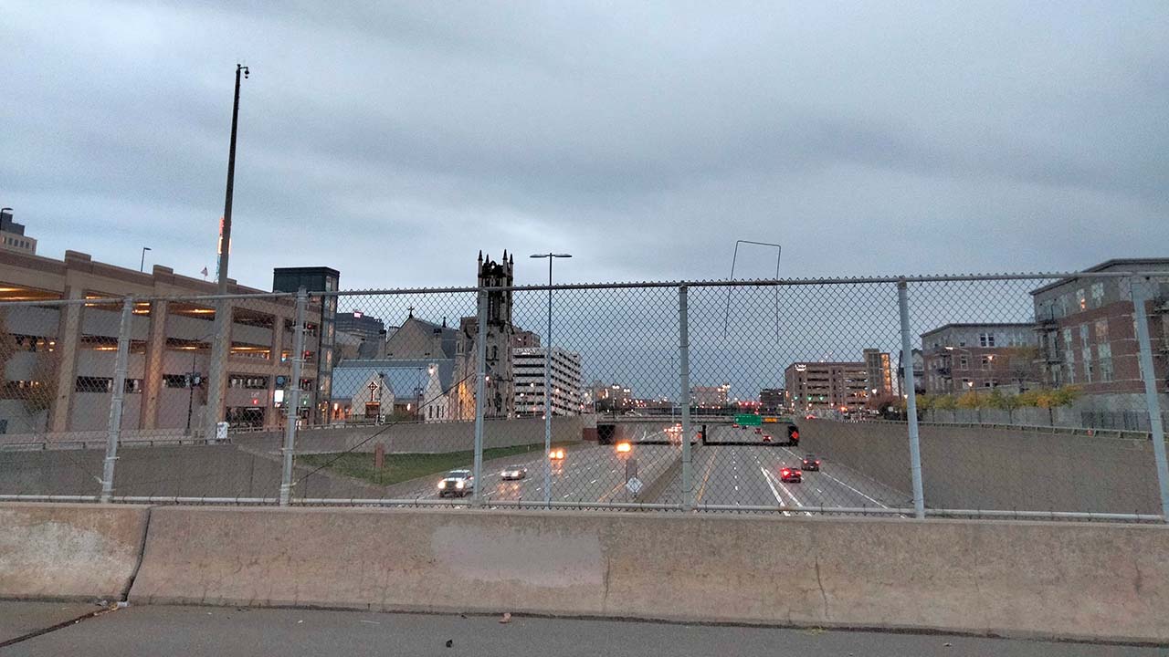 Una mujer se lanzó de un auto en movimiento en un freeway de Detroit, Michigan.