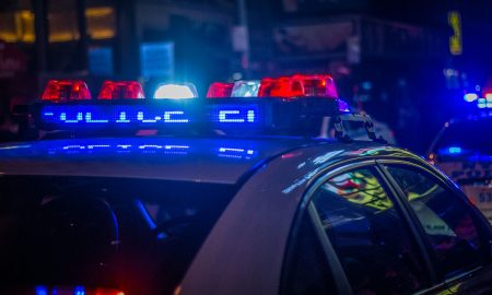 Una conductora ebria chocó con un edificio donde se celebraba una fiesta de cumpleaños infantil y acabó con la vida de dos niños, en Michigan.