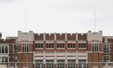 Un trabajador de la construcción murió al caer del techo de una escuela y otro resultó herido, en Detroit, Michigan.