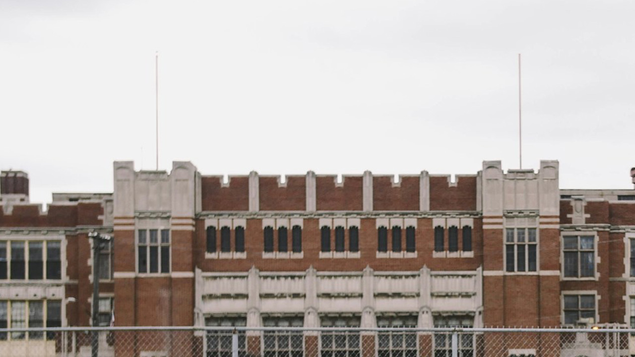Un trabajador de la construcción murió al caer del techo de una escuela y otro resultó herido, en Detroit, Michigan.