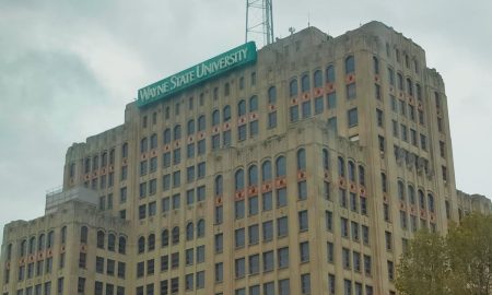 Wayne State University de Detroit, Michigan, pasó a operaciones remotas hasta nuevo aviso, debido a un "problema continuo de seguridad pública".