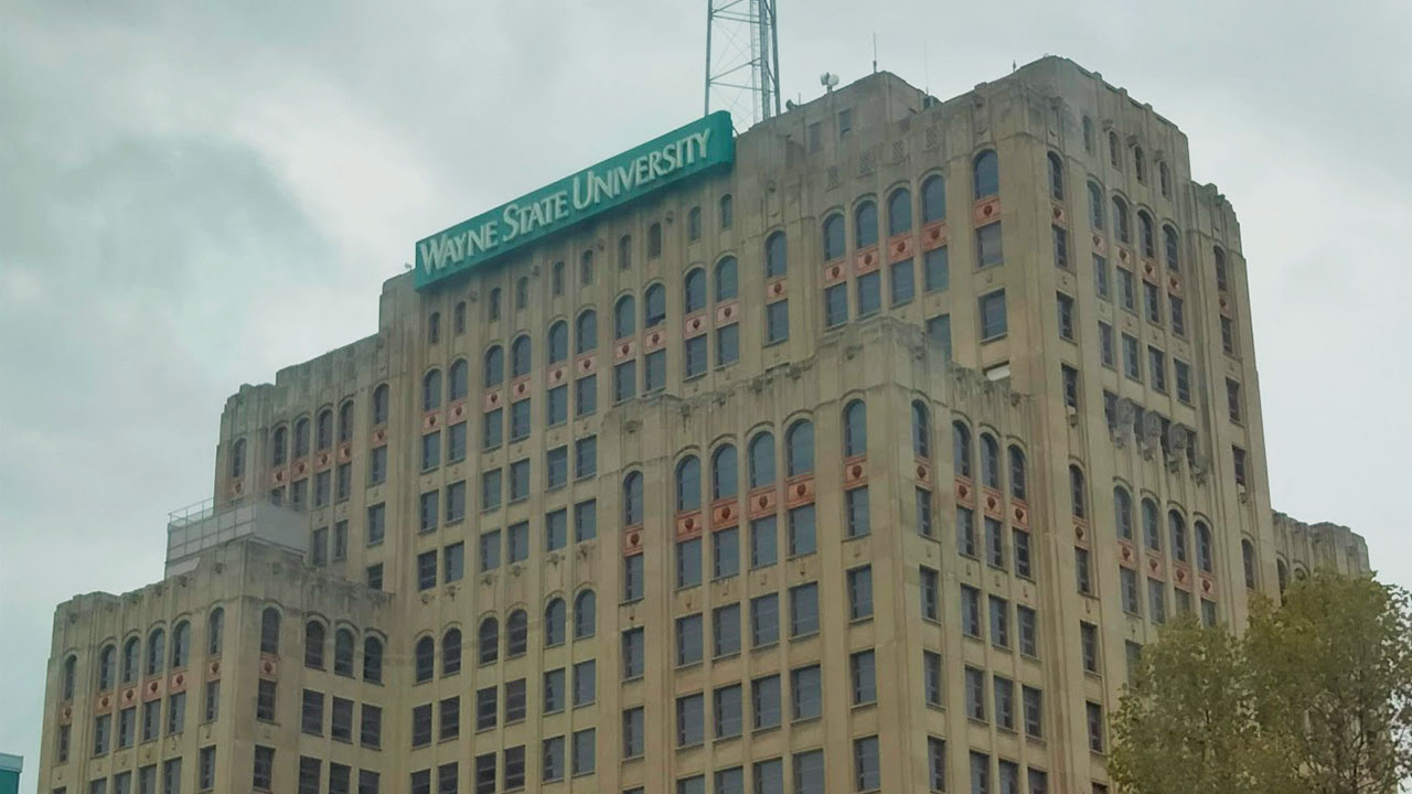 Wayne State University de Detroit, Michigan, pasó a operaciones remotas hasta nuevo aviso, debido a un "problema continuo de seguridad pública".