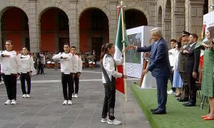 AMLO, presidente de México, llevando a cabo el abanderamiento de la delegación mexicana de cara a los Juegos Olímpicos París 2024.