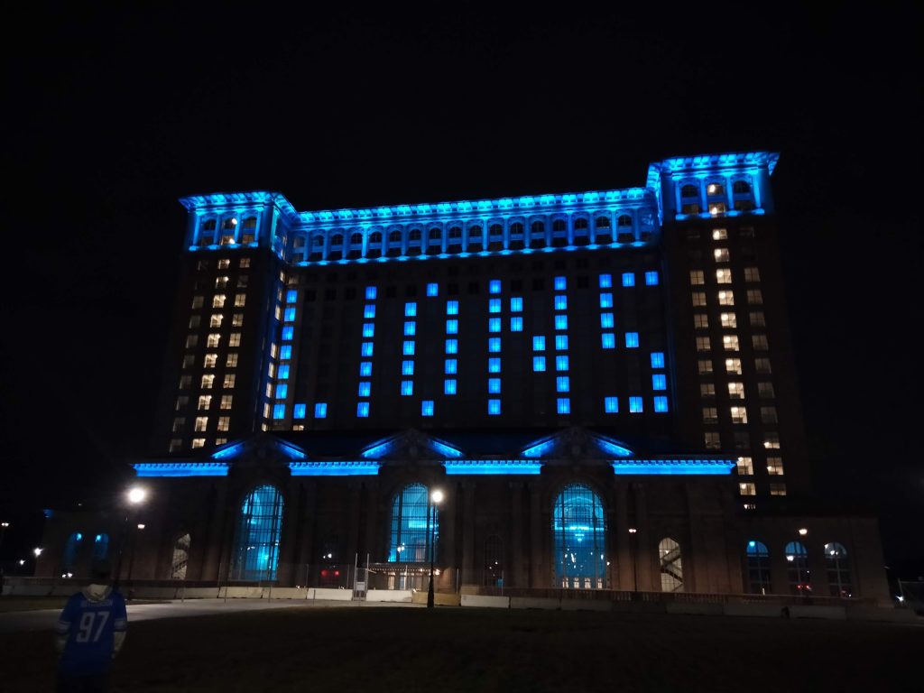La Michigan Central Station iluminada en apoyo a los Detroit Lions, en enero del 2024.