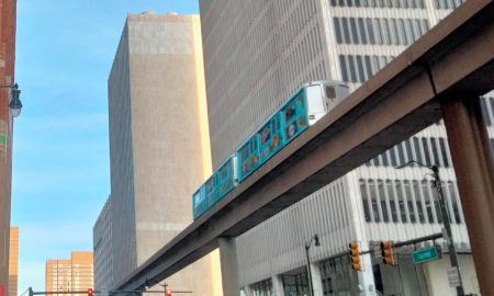 El Detroit People Mover reanudó sus operaciones tras casi dos meses de reparaciones.