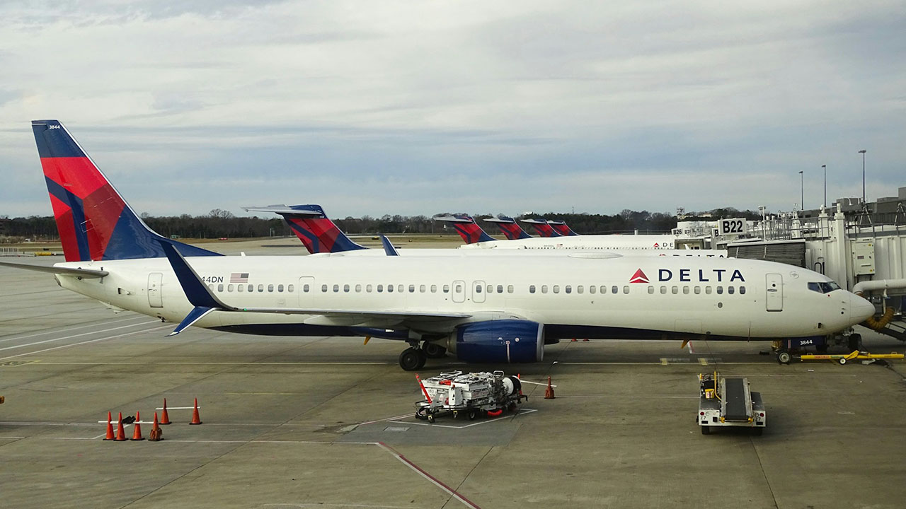Un vuelo que se dirigía de Detroit a Ámsterdam aterrizó en New York, luego de que algunos pasajeros consumieron comida en mal estado arriba del avión.