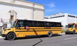El Distrito de Escuelas Públicas de la Comunidad de Detroit dio a conocer que los estudiantes saldrán tres horas antes en el regreso a clases, ante las altas temperaturas.