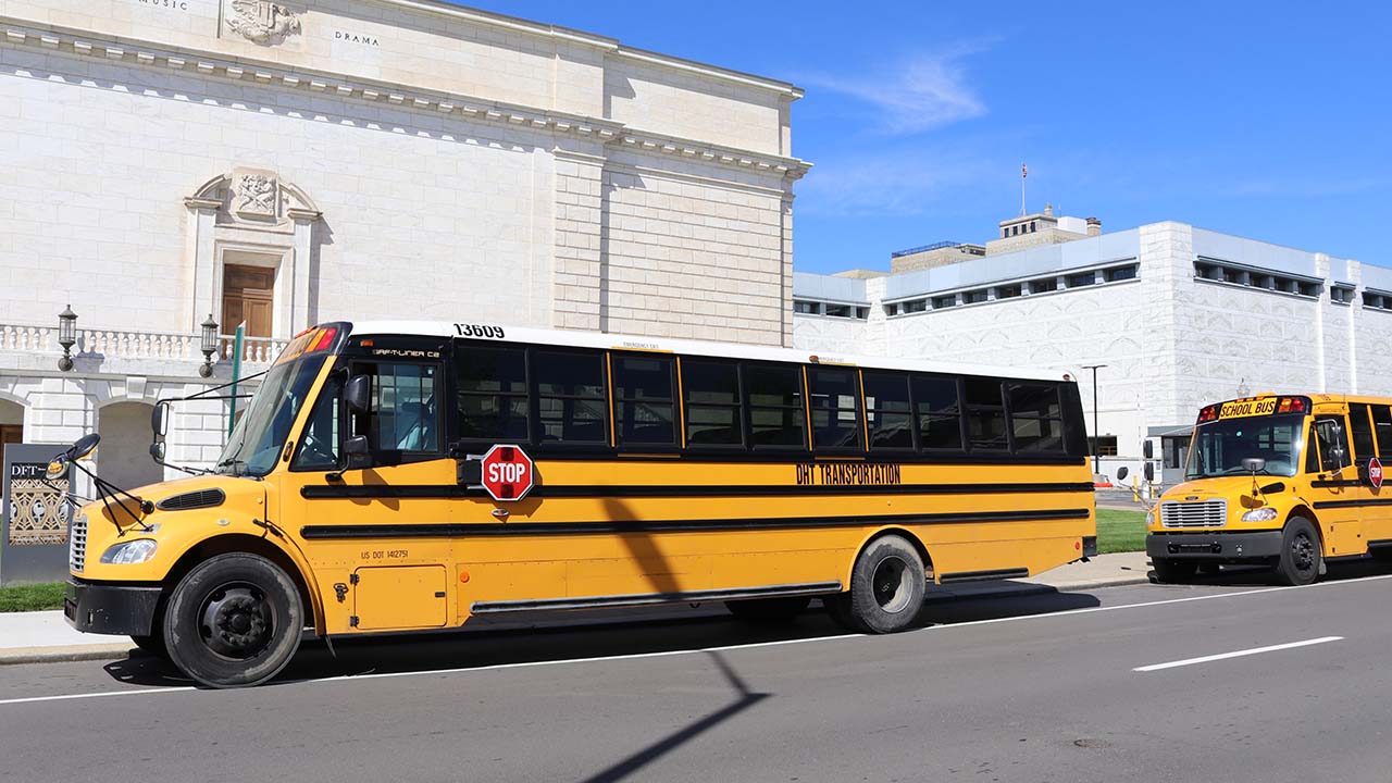 El Distrito de Escuelas Públicas de la Comunidad de Detroit dio a conocer que los estudiantes saldrán tres horas antes en el regreso a clases, ante las altas temperaturas.
