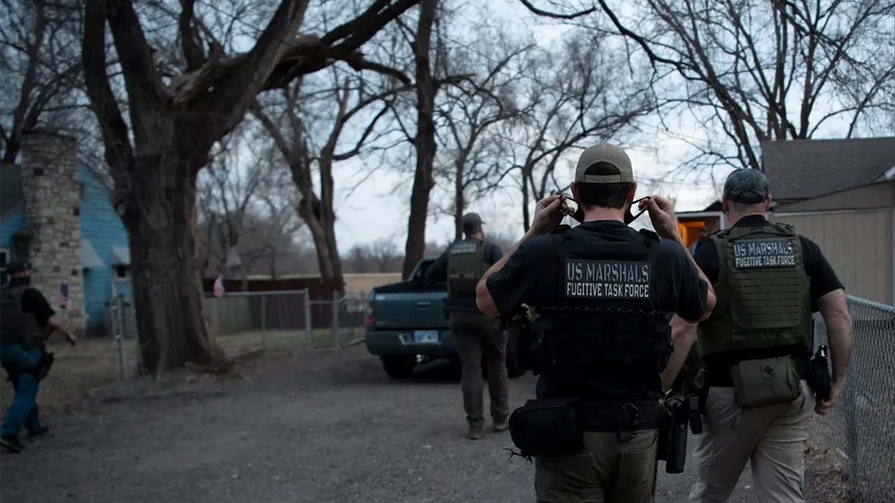 Michigan se asoció con U.S. Marshals para llevar a cabo extradiciones de fugitivos de agresiones sexuales.
