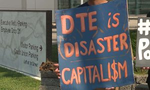 Manifestantes protestaron frente al edificio de DTE en el downtown de Detroit, ante la propuesta de aumentar las tarifas a un 10%.