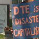 Manifestantes protestaron frente al edificio de DTE en el downtown de Detroit, ante la propuesta de aumentar las tarifas a un 10%.