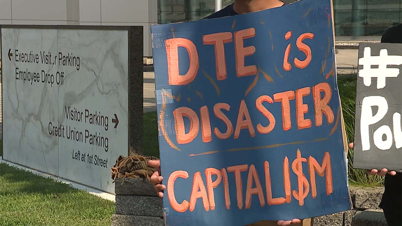 Manifestantes protestaron frente al edificio de DTE en el downtown de Detroit, ante la propuesta de aumentar las tarifas a un 10%.