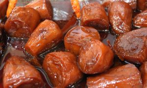 El dulce de camote con piloncillo es un postre muy fácil de preparar, pues tiene una receta con solo 4 ingredientes.