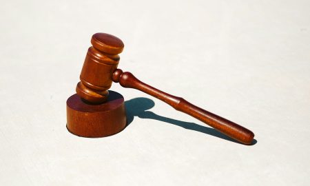 Una madre de Detroit fue acusada después de que su hijo de 3 años se disparara a sí mismo con un arma de fuego no asegurada.