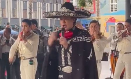 Pedro Fernández realizó con concierto gratuito e inesperado en la Plaza Garibaldi de la Ciudad de México.