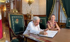 AMLO, presidente de México, firma el decreto para que la reforma al Poder Judicial sea publicada por el Diario Oficial de la Federación.