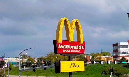Las acciones de McDonald’s cayeron tras descubrirse bacteria E. coli en uno de sus productos.