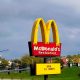 Las acciones de McDonald’s cayeron tras descubrirse bacteria E. coli en uno de sus productos.