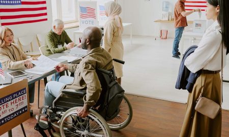 En los Estados Unidos existen leyes de accesibilidad para votantes con discapacidades o barreras del idioma.