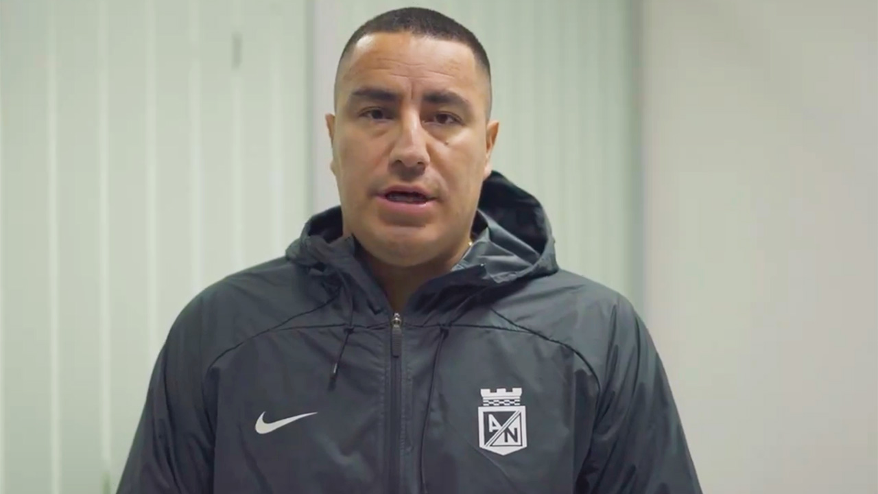 Efraín Juárez, el entrenador mexicano del Atlético Nacional, fue castigado por las autoridades de Colombia por sus festejos.