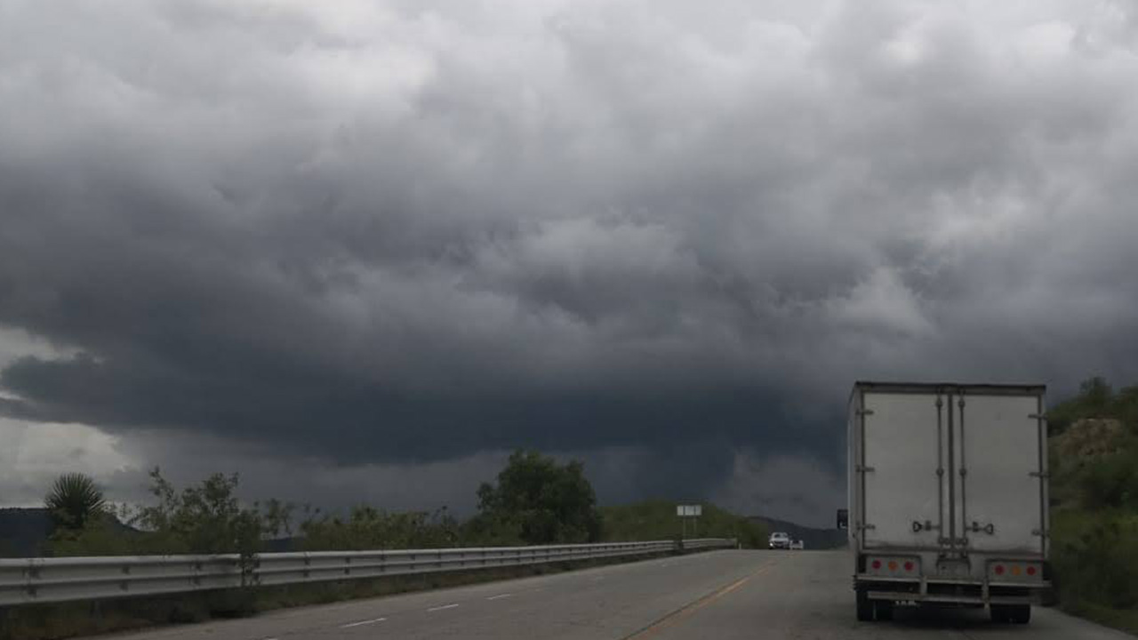Un tornado se registró en Holly, Michigan, cerca de Metro Detroit, en pleno otoño.