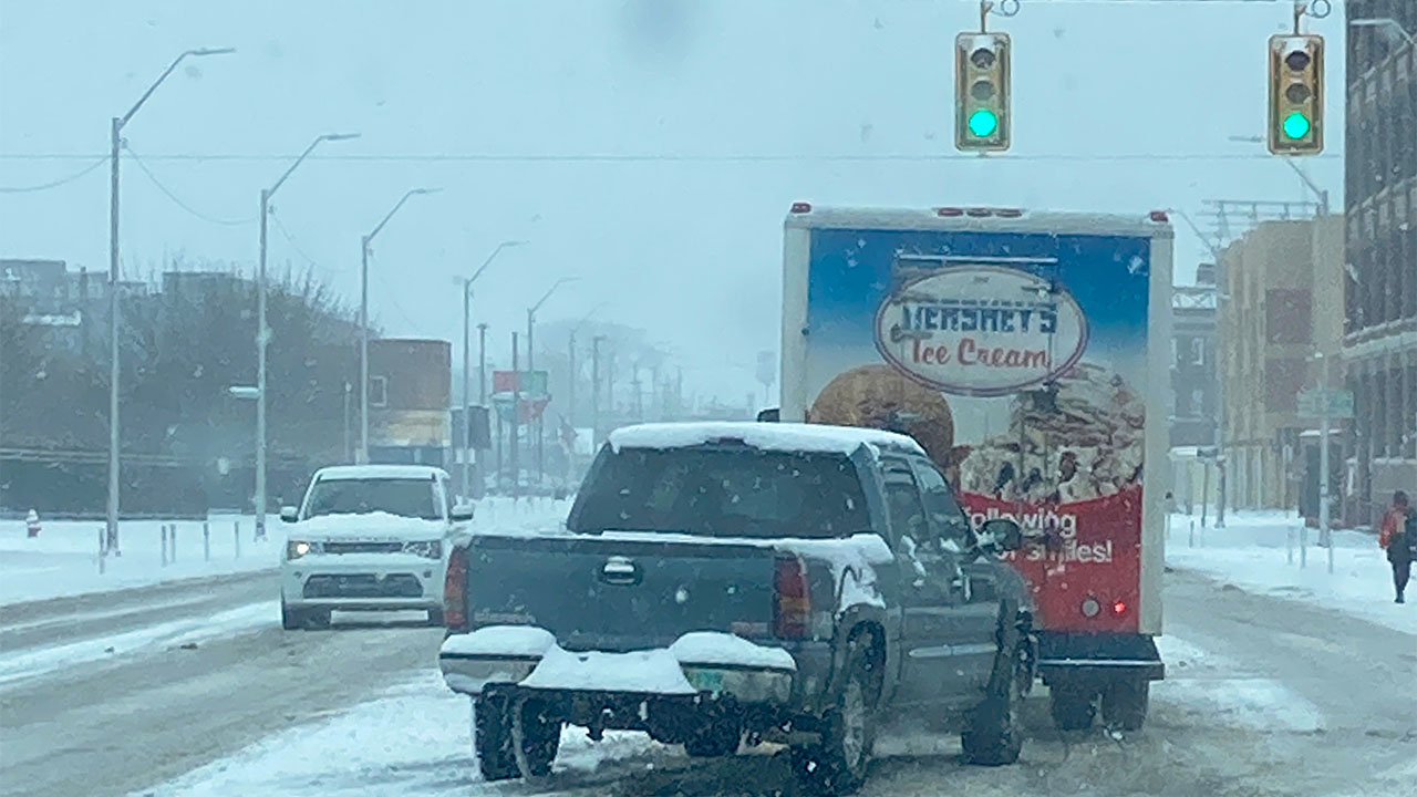 Alrededor de 150 accidentes de tránsito se presentaron en Metro Detroit con la primera nevada de la temporada, a pesar de que fue ligera.