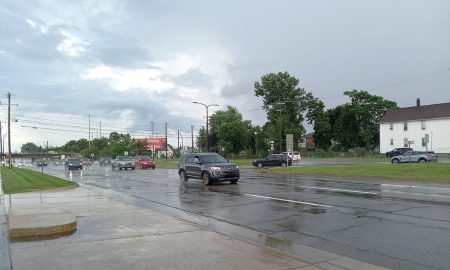 Una adolescente de 15 años fue atropellada en Ford Road, de Dearborn, luego de que un conductor de 19 se pasó el semáforo en rojo.
