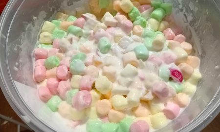 La ensalada de bombones y frutas es uno de los postres tradicionales para celebrar la Navidad.