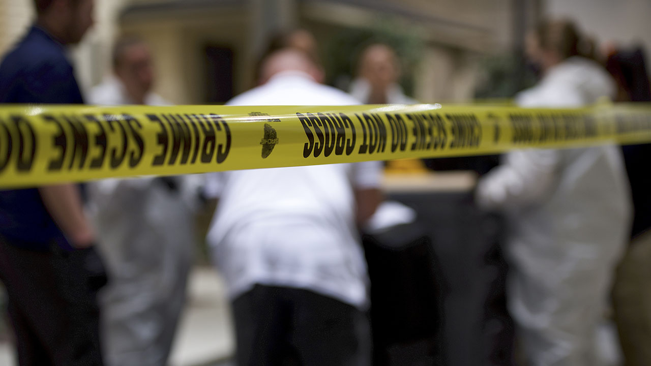 En plenas celebraciones de Año Nuevo en New Orleans, un conductor atropelló a una multitud y dejó a 15 personas sin vida.