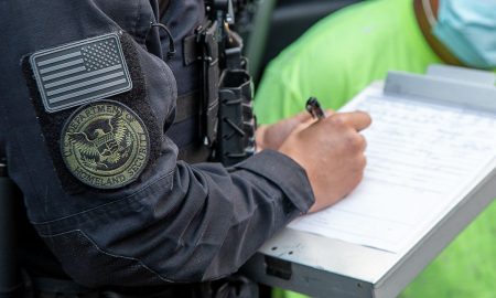 ICE realizó casi mil arrestos en el sexto día del gobierno de Donald Trump.