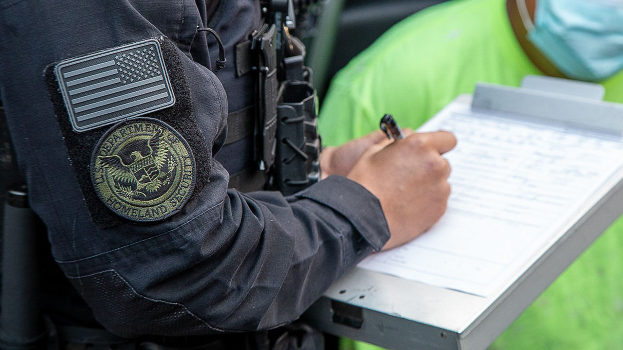 ICE realizó casi mil arrestos en el sexto día del gobierno de Donald Trump.