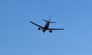 Un avión de American Airlines y un helicóptero militar chocaron cerca del aeropuerto en Washington D.C., en un accidente que no tuvo sobrevivientes.