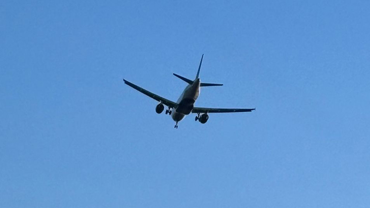 Un avión de American Airlines y un helicóptero militar chocaron cerca del aeropuerto en Washington D.C., en un accidente que no tuvo sobrevivientes.