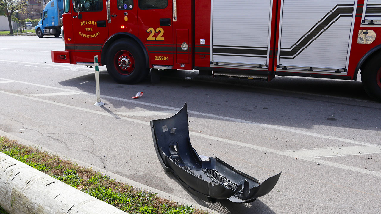 Dos accidentes en freeways de Detroit provocaron tres muertes.