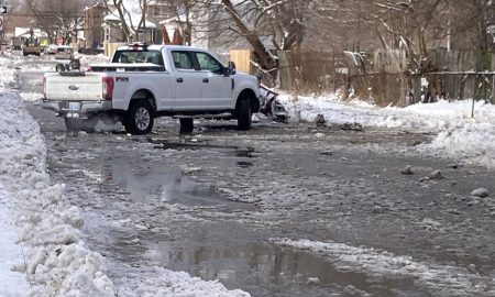 Casas, autos y aparatos fueron dañados con la gran inundación que sufrió SW Detroit debido a la rotura de una tubería principal.