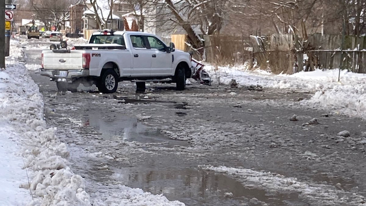 Casas, autos y aparatos fueron dañados con la gran inundación que sufrió SW Detroit debido a la rotura de una tubería principal.