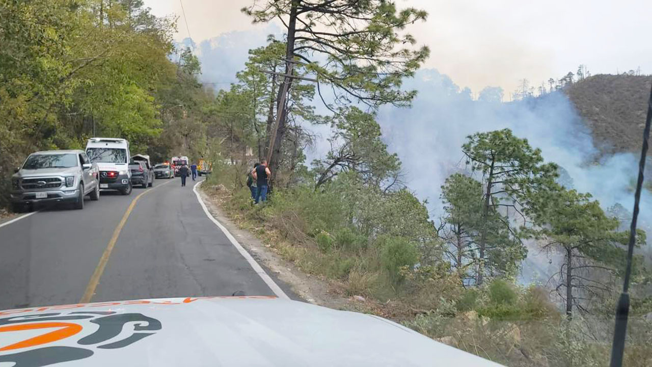 12 personas fallecieron en un accidente en una carretera de Nuevo León, cuando una camioneta tipo van cayó al barranco.