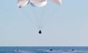 Dos astronautas que estuvieron nueve meses en el espacio regresaron a la Tierra.