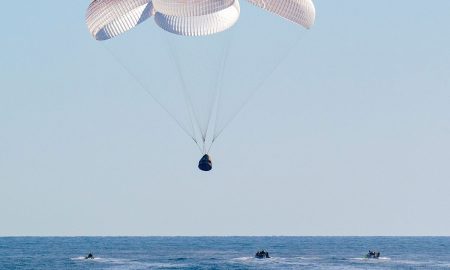 Dos astronautas que estuvieron nueve meses en el espacio regresaron a la Tierra.