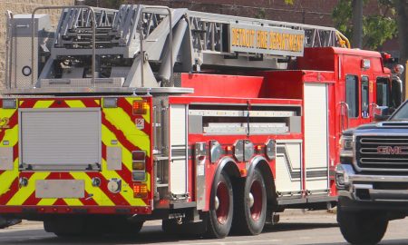 Una explosión se registró un edificio de apartamentos al oeste de Detroit, dejando a múltiples heridos.