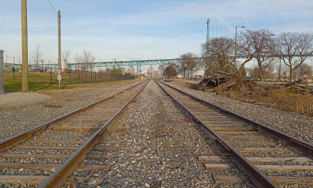 Un tren de pasajeros Amtrak arrolló un vehículo en SW Detroit, con una mujer a bordo.