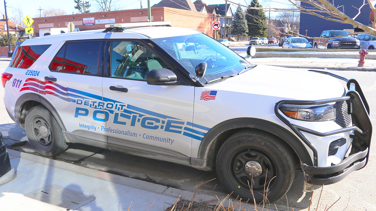 Patrulla de la Policía de Detroit, luego de que una niña de 6 años se disparó de forma accidental con una pistola no asegurada.