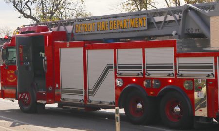 Una explosión en un edificio de apartamentos en Detroit y un incendio en una casa de Farmington Hills dejaron a 25 personas hospitalizadas.