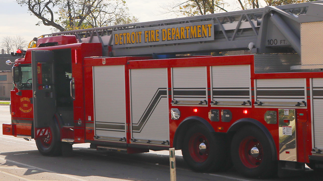 Una explosión en un edificio de apartamentos en Detroit y un incendio en una casa de Farmington Hills dejaron a 25 personas hospitalizadas.