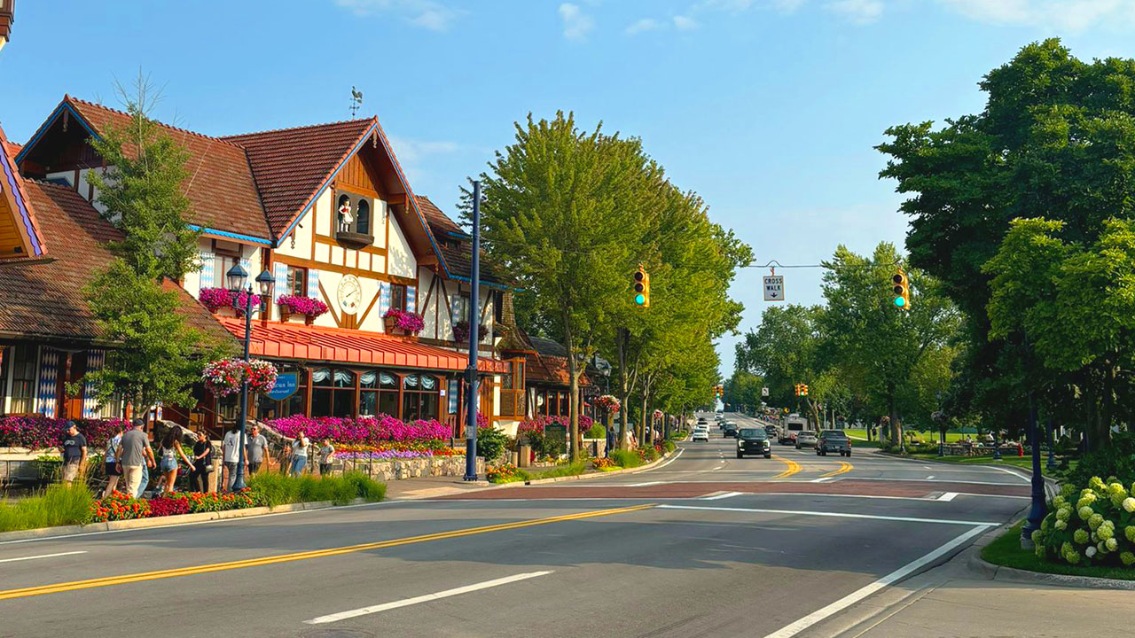 Vista panorámica de Frankenmuth, un pintoresco pueblo turístico de Michigan conocido por su arquitectura bávara y ambiente tradicional alemán.
