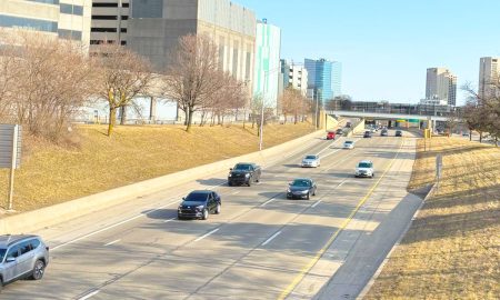 Policías de Michigan y de algunos condados y ciudades de Metro Detroit participan en la "Operación Ghost Rider" para identificar a conductores distraídos.